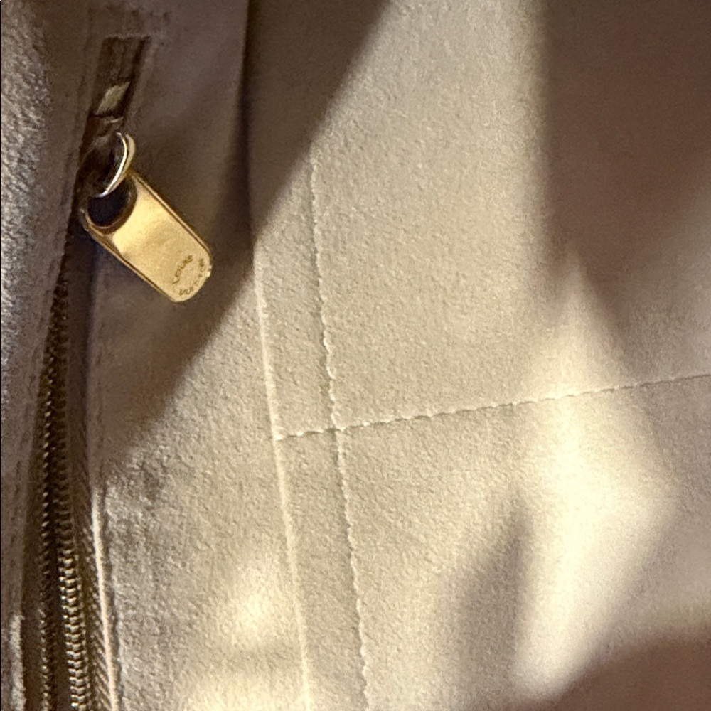 Louis Vuitton Monogram Canvas Detail - Brown with Gold Hardware - Picture 11 of 16